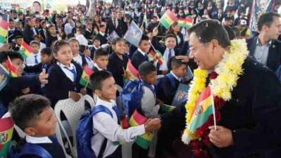 Arce inaugura el año escolar y llama a revolucionar el sistema educativo boliviano