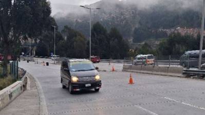 Reducen carriles en la autopista La Paz - El Alto por un sifonamiento