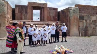 Nansana Kids recorre el sitio arqueológico de Tiwanaku y participa de un ritual a la Pachamama