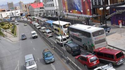 Filas persisten en surtidores de La Paz